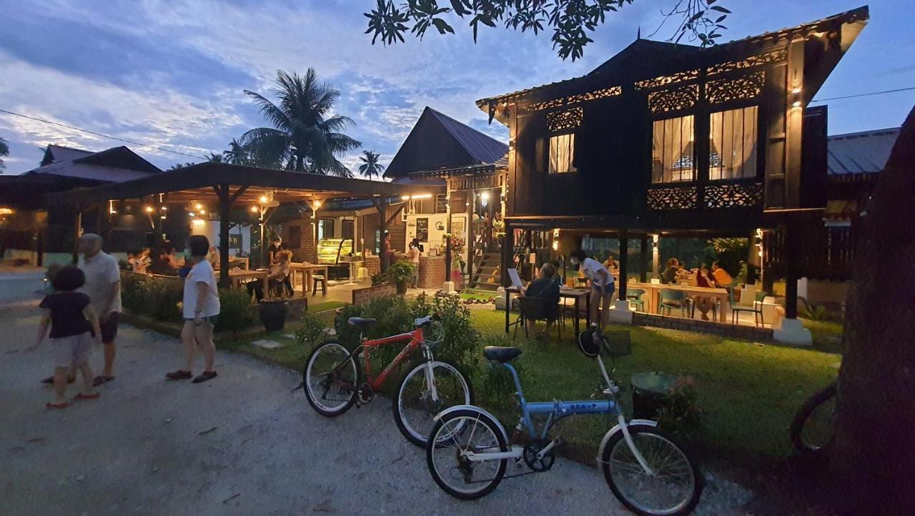 Sayang Di Kaki Bukit Homestay Near Icon City Букит-Мертаджам Экстерьер фото