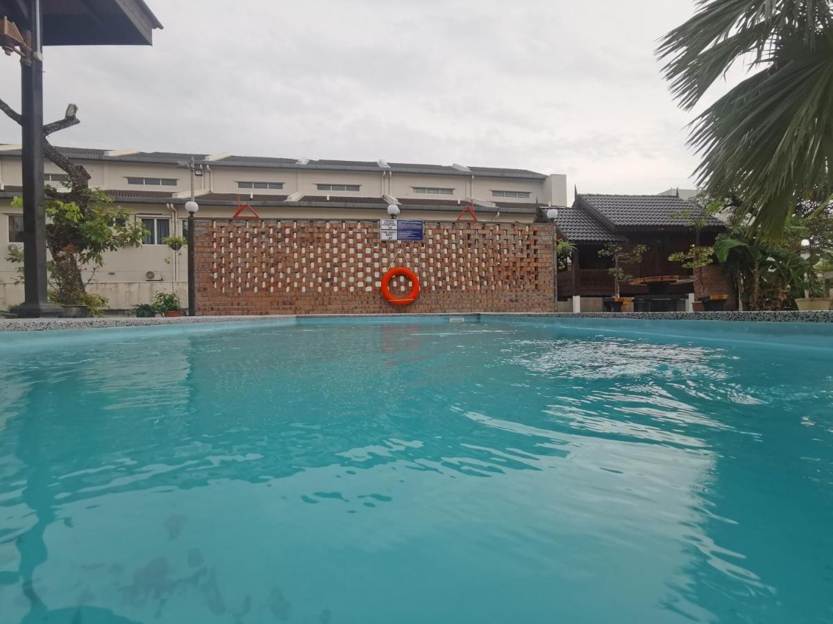 Sayang Di Kaki Bukit Homestay Near Icon City Букит-Мертаджам Экстерьер фото
