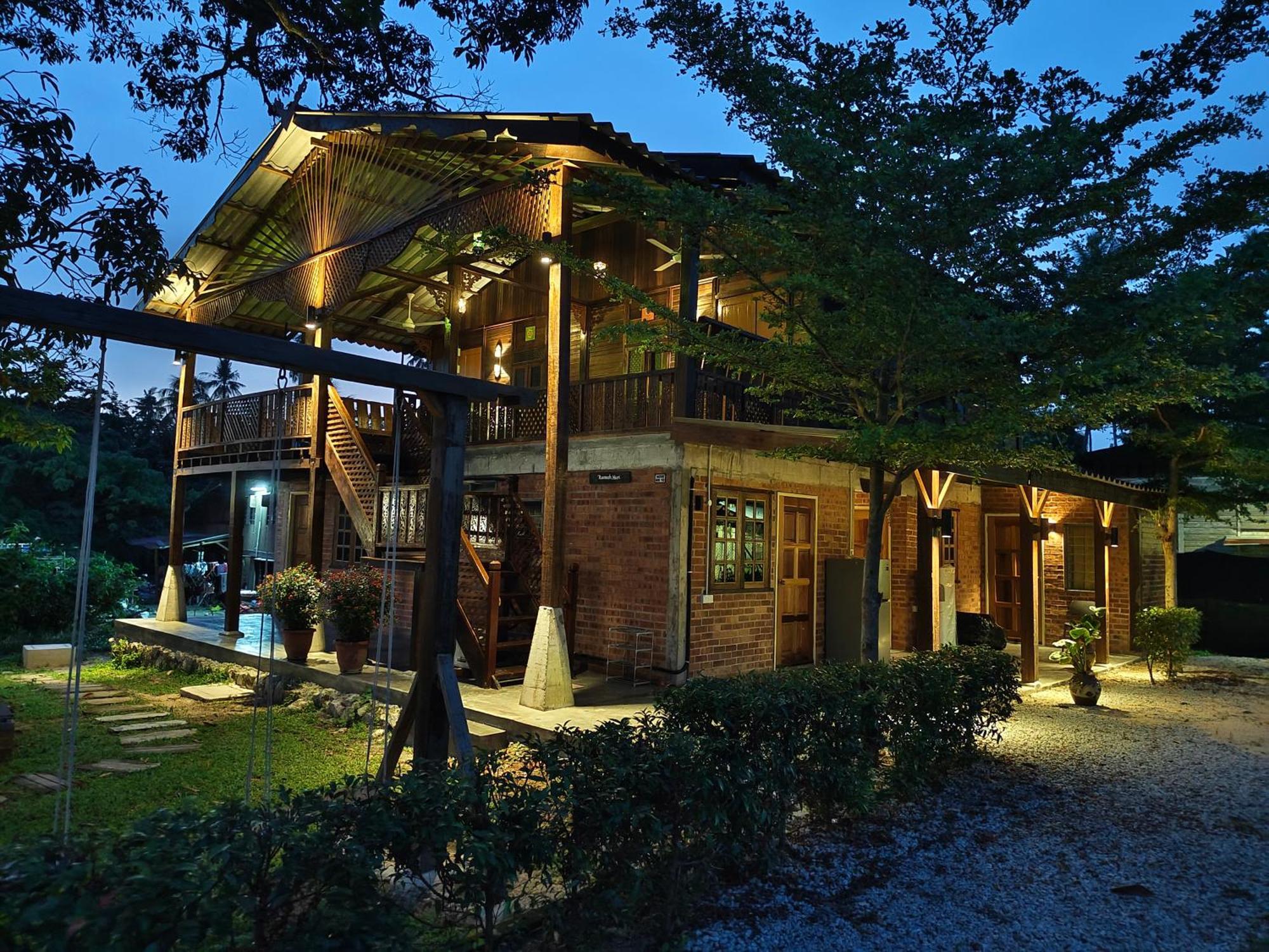 Sayang Di Kaki Bukit Homestay Near Icon City Букит-Мертаджам Экстерьер фото